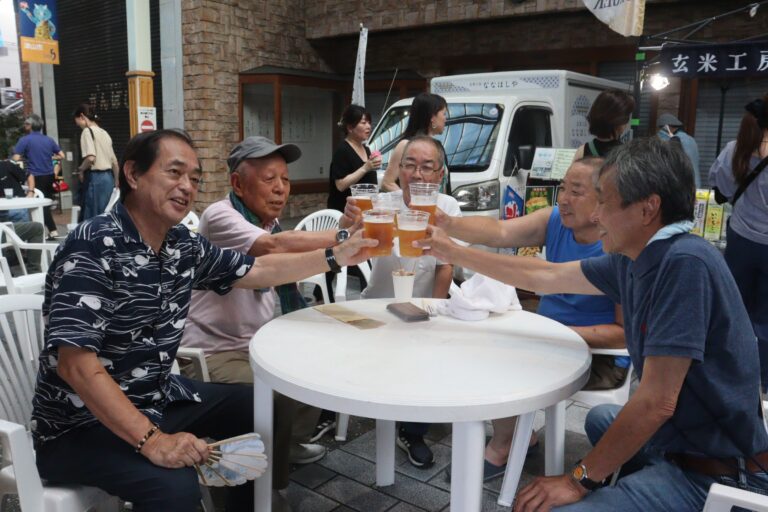 地ビールで乾杯する来場者=岡山県津山市で