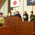 議長席に座ったりして議場を体感=岡山県津山市で