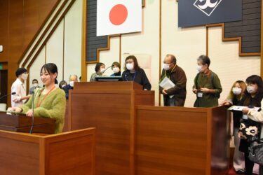 議長席に座ったりして議場を体感=岡山県津山市で