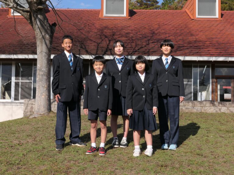 柵原学園の制服に身を包む小中学生たち＝岡山県美咲町で