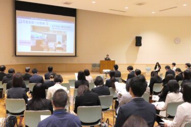 防災、危機管理に関して理解を深める事務職員=岡山県津山市で