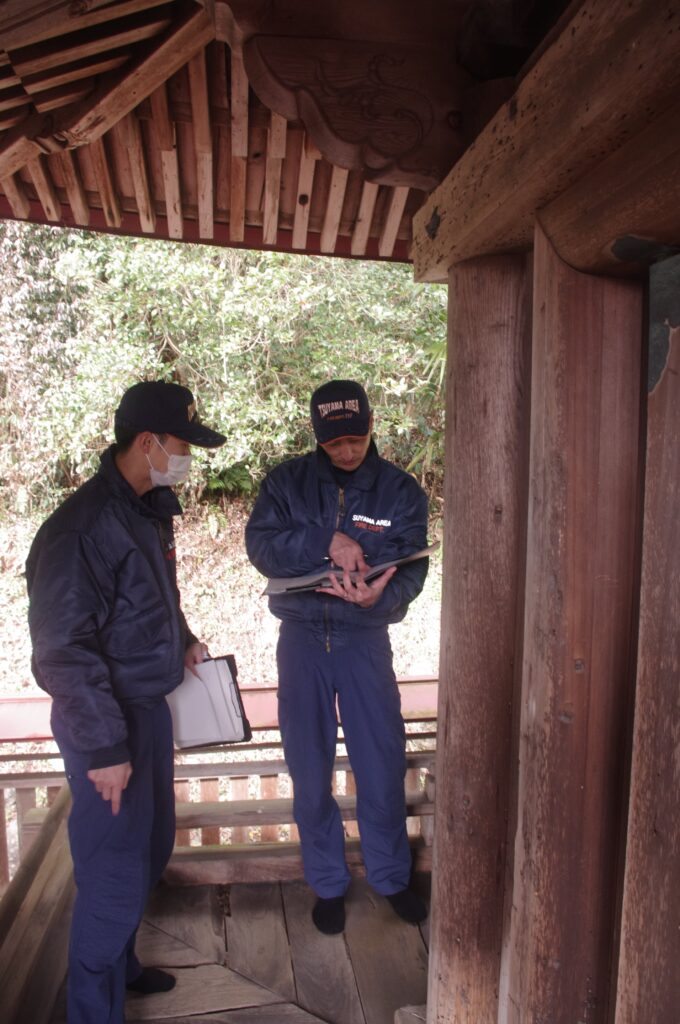 千代稲荷神社の本殿を点検する津山圏域消防組合の職員