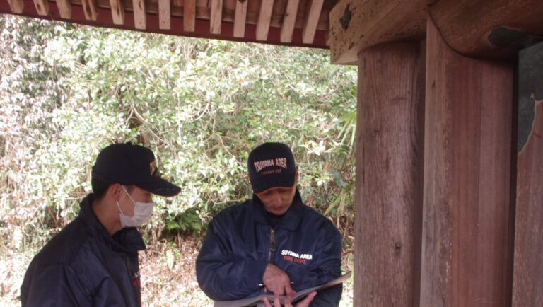 千代稲荷神社の本殿を点検する津山圏域消防組合の職員