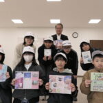 制作したパンフレットやDVDを手にする児童ら