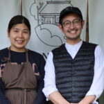 「あるの森」を営む小林辰馬さん（右）とペンさん夫妻＝岡山県西粟倉村で