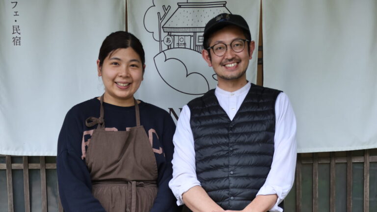 「あるの森」を営む小林辰馬さん（右）とペンさん夫妻＝岡山県西粟倉村で