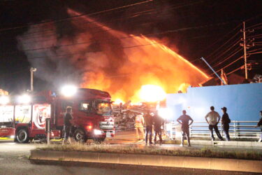 激しい炎を上げて燃える金属廃材=岡山県津山市で
