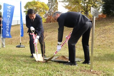 ハナモモの苗木を植樹する鳥越会長（左）と谷口市長=岡山県津山市で