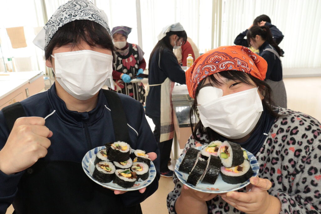 生徒たち自らが作った巻きずし