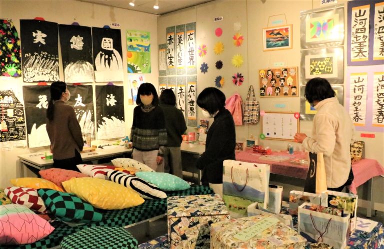 津山市内の特別支援学級の児童・生徒による第56回「きらきら作品展」が新魚町のアルネ津山４階・市立文化展示ホールで開かれる