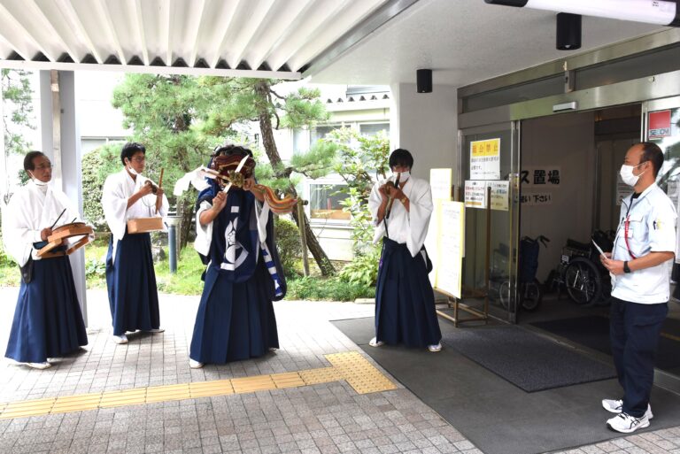 津山市内を巡っている伊勢大神楽の一行＝岡山県津山市田町で