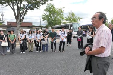 江原会長から激励を受ける中高生=岡山県津山市で