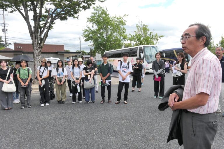 江原会長から激励を受ける中高生=岡山県津山市で