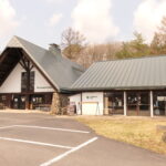 施設の受付やレストランなどがある建物=岡山県真庭市で