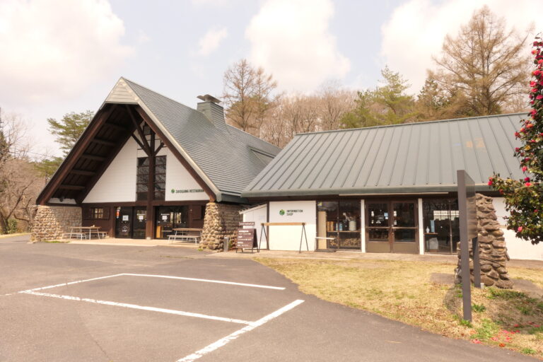 施設の受付やレストランなどがある建物=岡山県真庭市で