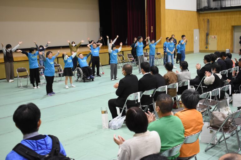 交流を深めた津山市の「なかまぁず」のダンス