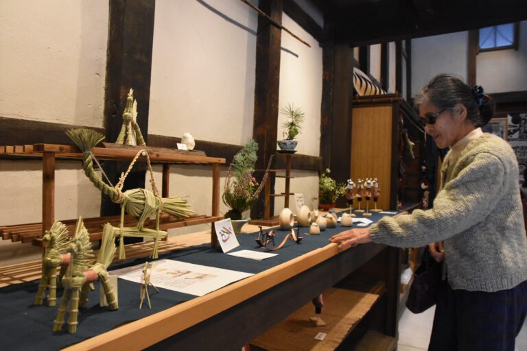 温かみあふれる午をテーマにした工芸作品がずらり