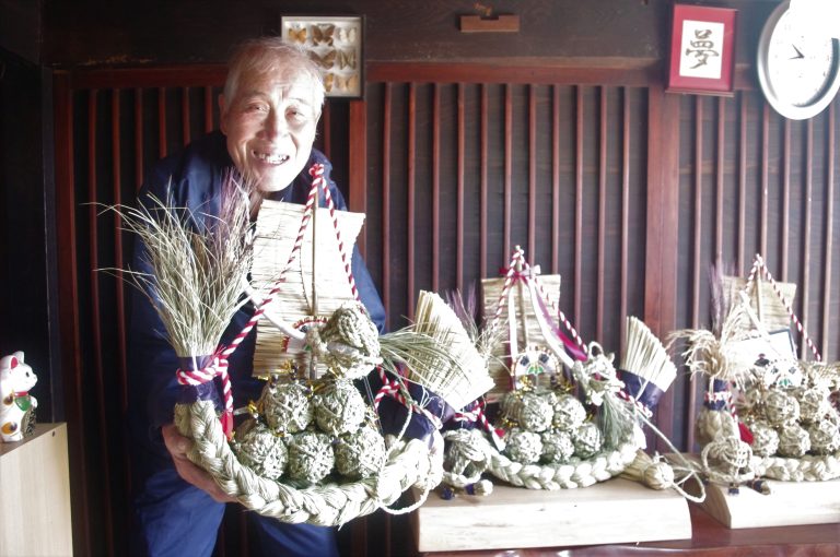 寺坂さんが作ったわら細工の宝船