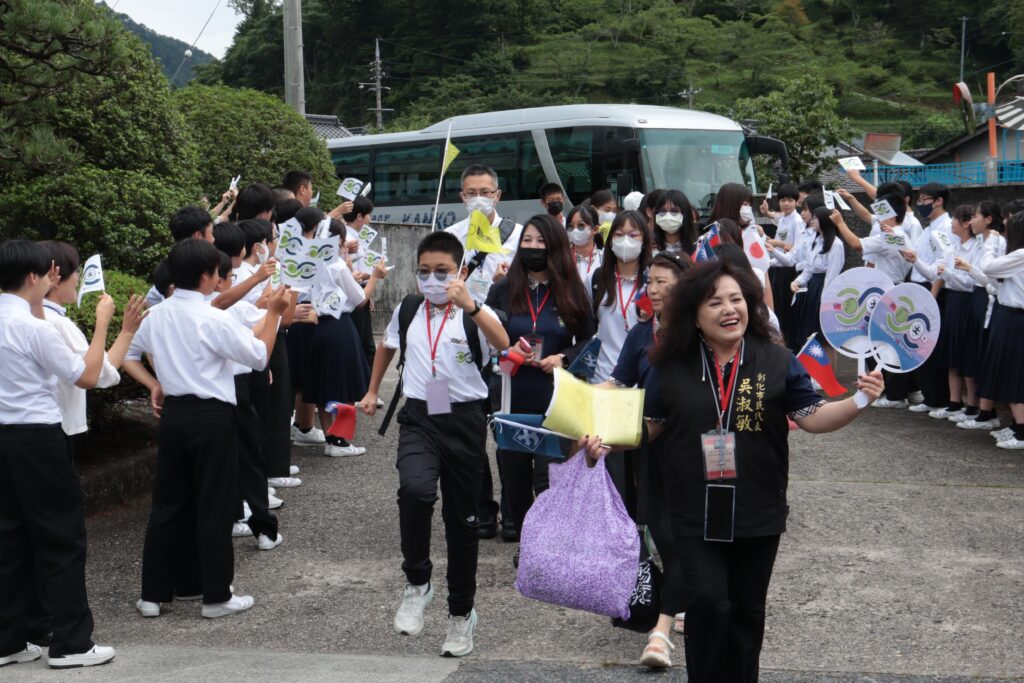 歓迎を受けながら来校した台湾の中学生ら