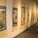 伊藤若冲の絵を表現した西陣織作品に見入る来場者=岡山県津山市で