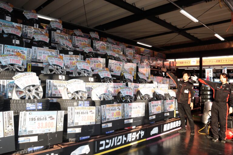 売り出し中の冬用タイヤ=岡山県津山市、オートバックス津山院庄で