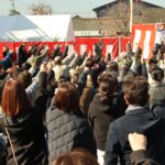 事務所開きで気勢を上げる参加者