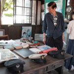 展示されている駅員ゆかりの道具などを眺める乗客＝美作滝尾駅で