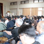 廣長中隊長の話に耳を傾ける住民たち＝岡山県津山市で