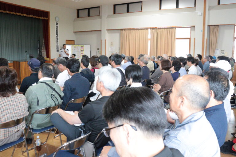 廣長中隊長の話に耳を傾ける住民たち＝岡山県津山市で