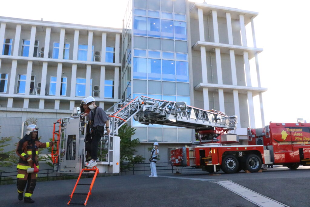 はしご車で救出された要救助者役のスタッフ