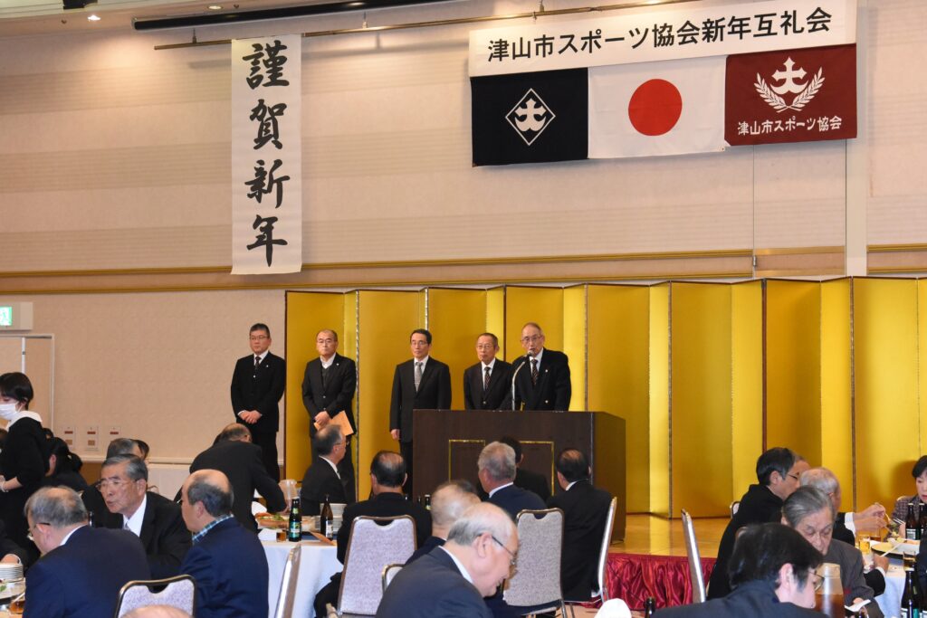 活動報告を行う市陸上競技協会役員