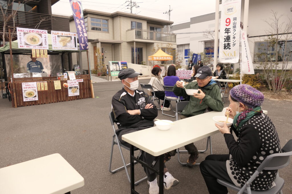 露店のグルメを堪能する来場者