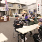 露店のグルメを堪能する来場者