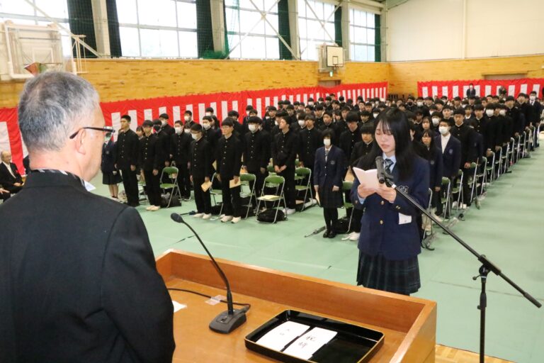 岩佐校長に宣誓する本科生代表=岡山県津山市で