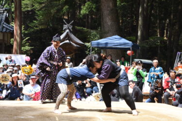 熱戦を繰り広げる女力士=岡山県鏡野町で