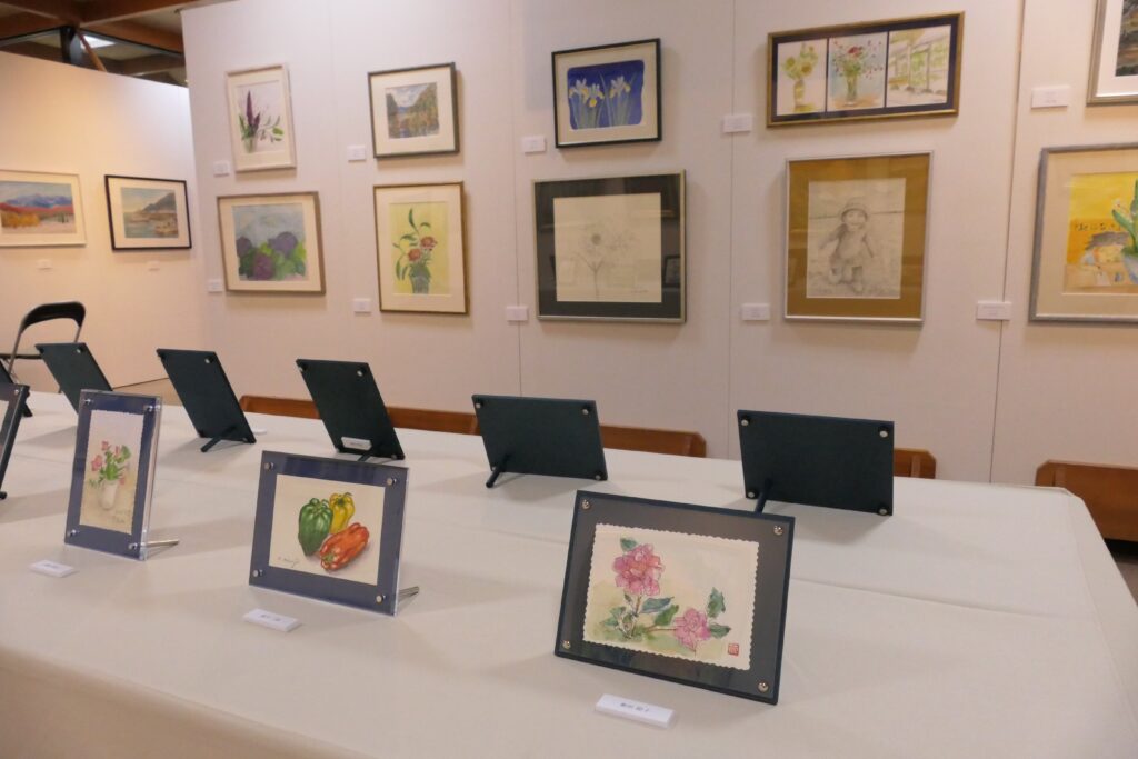 会場を彩る色鮮やかな作品の数々