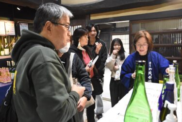 蔵出し生酒の試飲を楽しむ来場者=岡山県津山市で