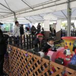 家族連れらでにぎわう会場=岡山県津山市で