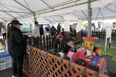 家族連れらでにぎわう会場=岡山県津山市で