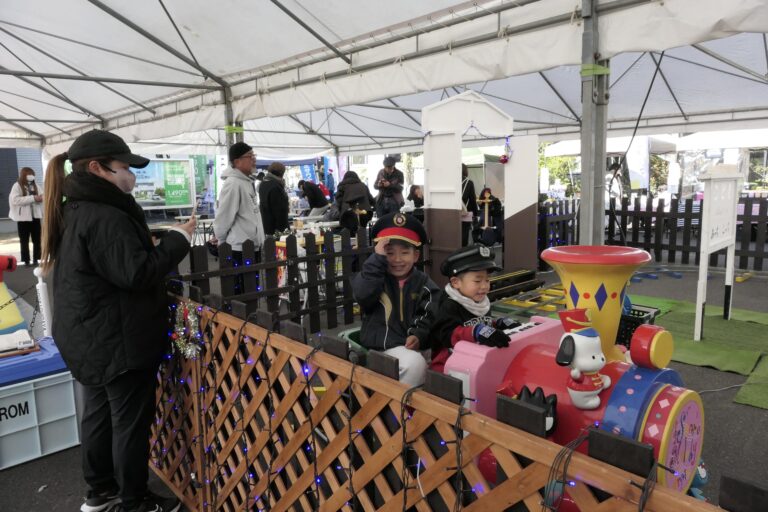 家族連れらでにぎわう会場=岡山県津山市で