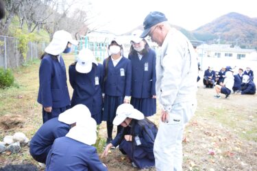 植樹を行う大原小の4年生=岡山県美作市の大原小学校で
