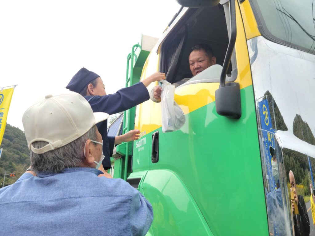 トラックドライバーへ安全運転を呼びかける園児