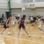 熱戦を繰り広げる選手たち（女子の部＝大崎ー三町連合）