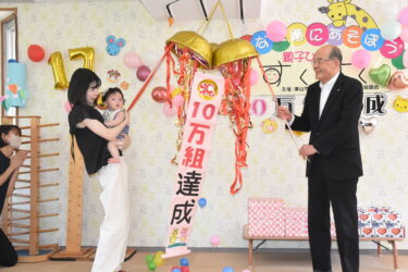 坂手会長とくす玉を割る武田さん親子=岡山県津山市で