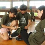 応急処置を行う子どもたち=岡山県奈義町で
