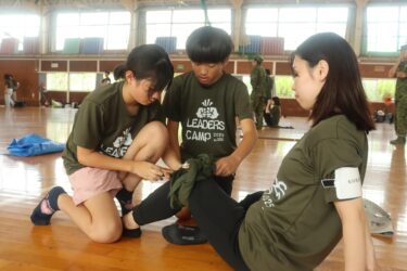 応急処置を行う子どもたち=岡山県奈義町で