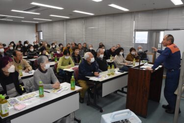 防災避難講話に耳を傾ける参加者=岡山県津山市で