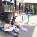 思い思いの題材を描く子どもたち＝岡山県鏡野町で