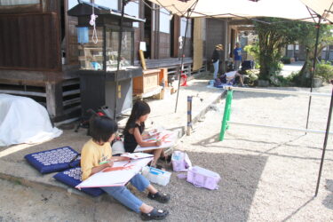 思い思いの題材を描く子どもたち＝岡山県鏡野町で