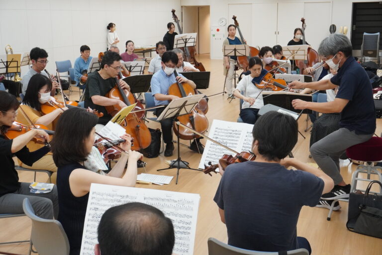 仕上げに熱を入れる津山交響楽団のメンバー=岡山県津山市で